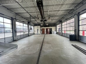 560 N State Road 135, Greenwood, IN à louer Photo intérieure– Image 1 sur 2