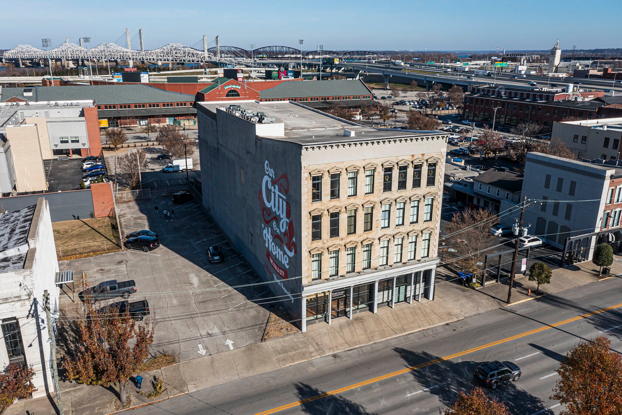 415 E Market St, Louisville, KY à louer Photo de l’immeuble– Image 1 sur 11