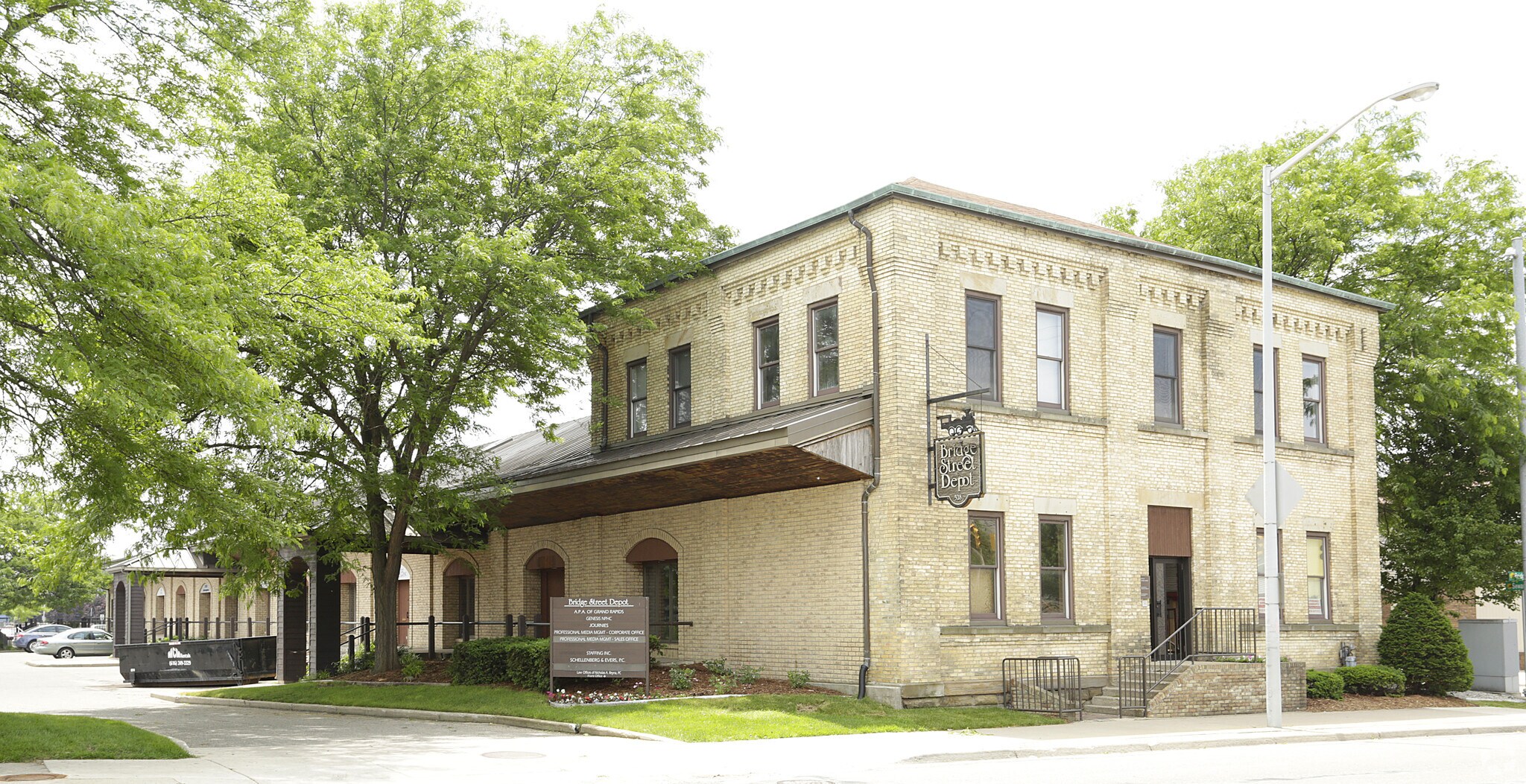528 Bridge St NW, Grand Rapids, MI à louer Photo principale– Image 1 sur 8