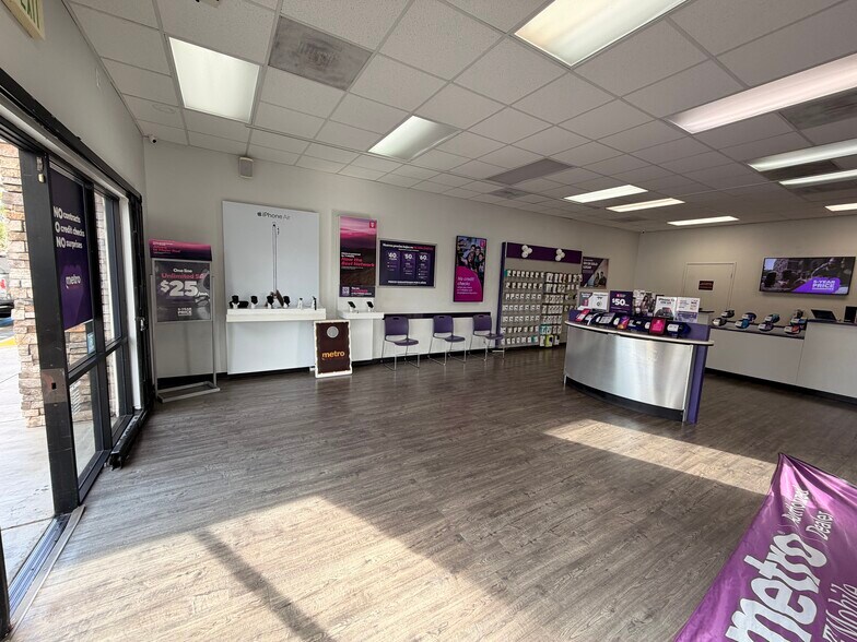 2701 N Bristol St, Santa Ana, CA à louer - Photo intérieure – Image 3 sur 15