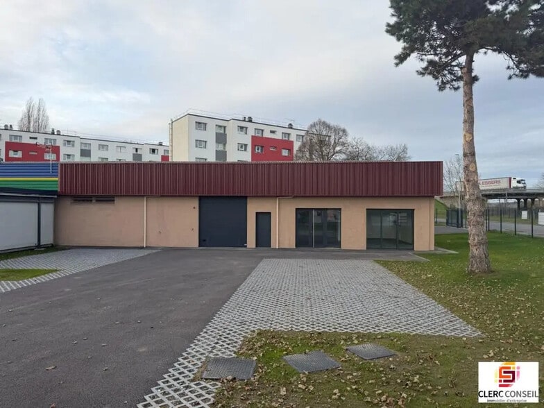 Local d’activités dans Saint-Marcel à louer - Photo de l’immeuble – Image 1 sur 9