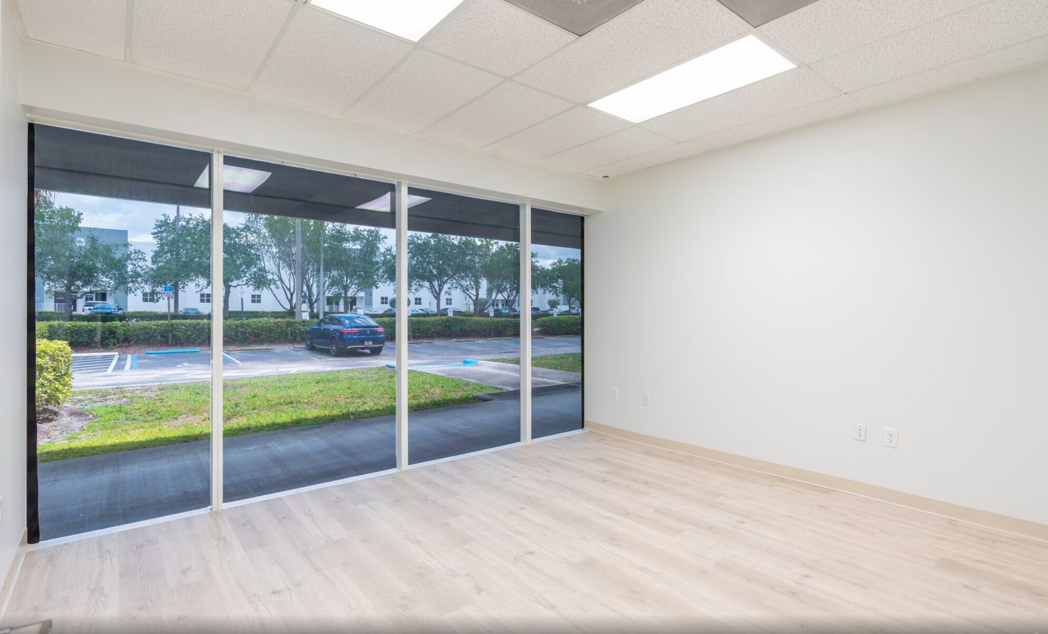 900 Park Centre Blvd, Miami Gardens, FL à louer Photo intérieure– Image 1 sur 4