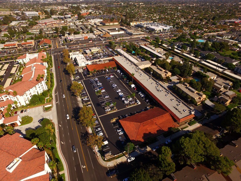 1525 Mesa Verde Dr E, Costa Mesa, CA à louer - Photo de l’immeuble – Image 3 sur 9