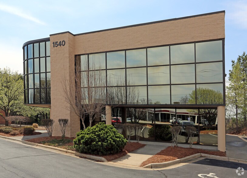1540 Westbrook Plaza Dr, Winston-Salem, NC à louer - Photo de l’immeuble – Image 2 sur 27