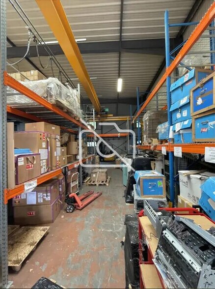 Local d'activités dans Voisins-le-Bretonneux à vendre - Photo intérieure – Image 3 sur 15
