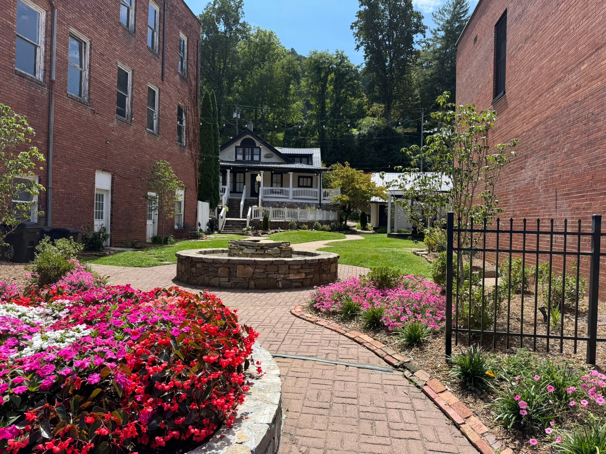 553 W Main St, Sylva, NC à louer Photo intérieure– Image 1 sur 24