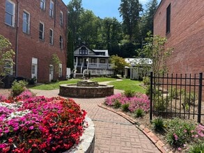 553 W Main St, Sylva, NC à louer Photo intérieure– Image 1 sur 24