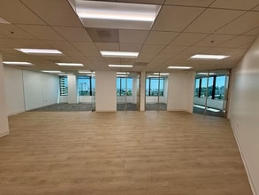 21550 Oxnard St, Woodland Hills, CA à louer Photo intérieure– Image 1 sur 8