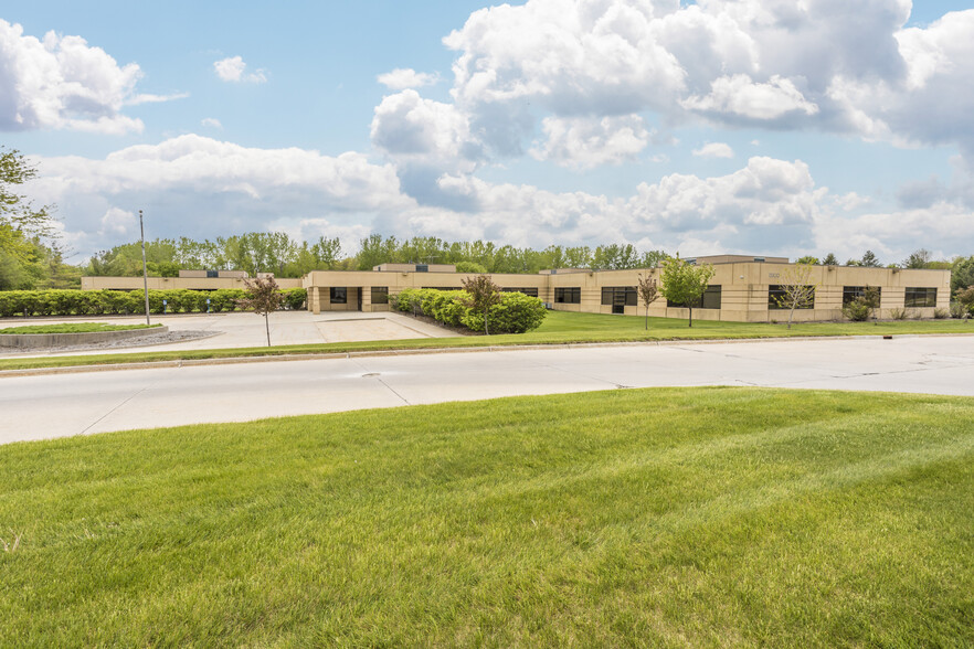 13300 Hickman Rd, Clive, IA à louer - Photo de l’immeuble – Image 1 sur 7