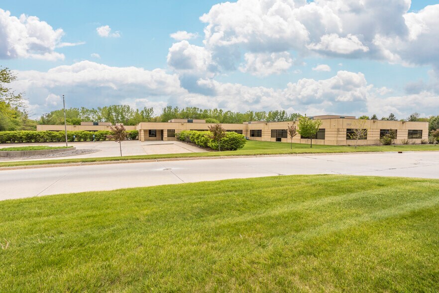 13300 Hickman Rd, Clive, IA à vendre - Photo de l’immeuble – Image 2 sur 7