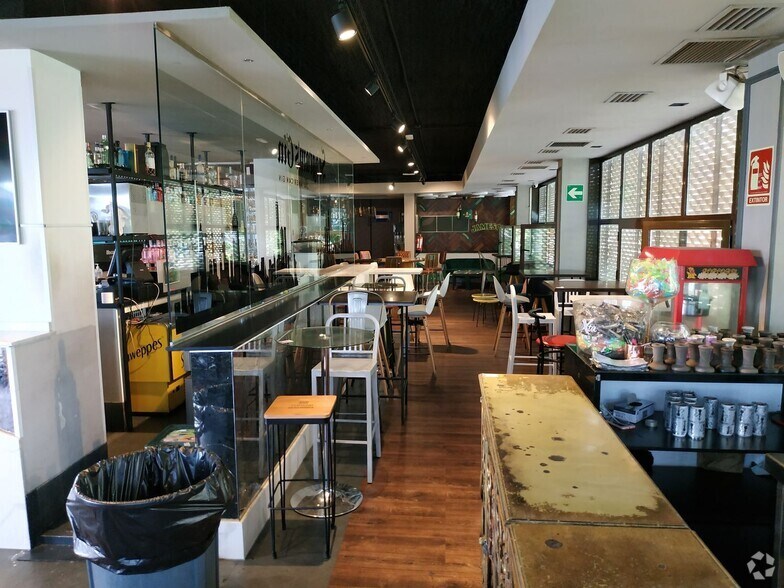 Local commercial dans San Sebastián de los Reyes, Madrid à louer - Photo de l’immeuble – Image 1 sur 9