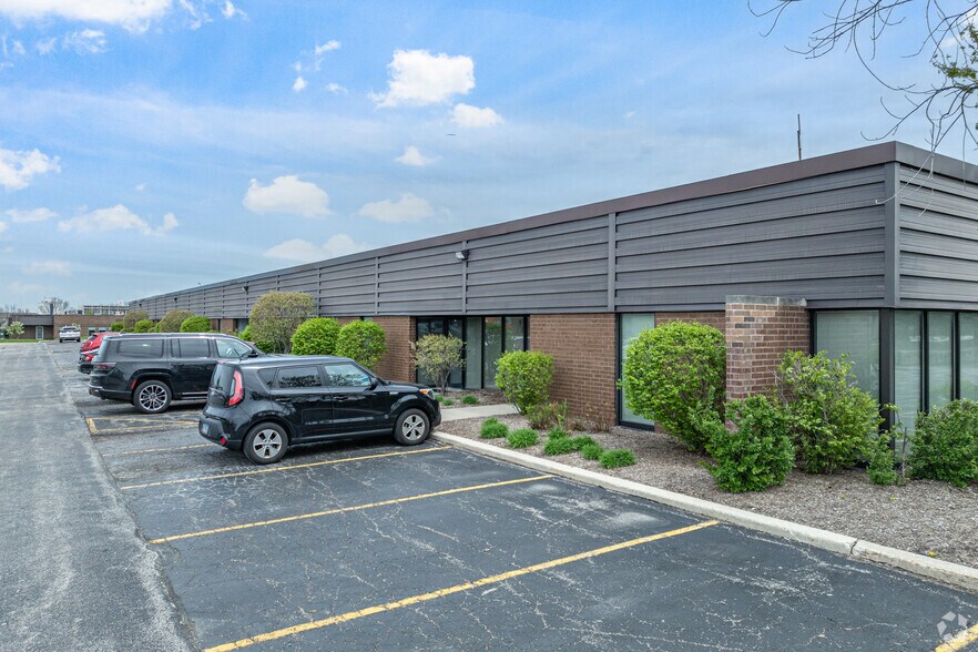 421-449 Eisenhower Ln S, Lombard, IL à vendre - Photo de l’immeuble – Image 2 sur 5