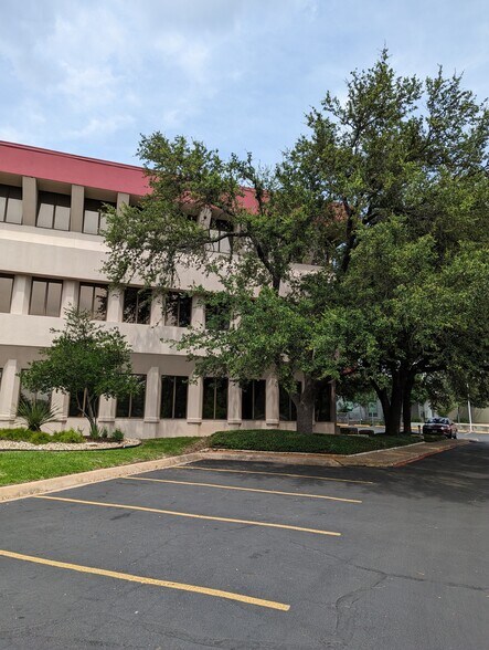 2222 Western Trails Blvd, Austin, TX à louer - Photo de l’immeuble – Image 1 sur 47