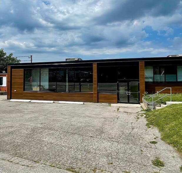 894 Caledonia Rd, Toronto, ON à louer - Photo de l’immeuble – Image 2 sur 9