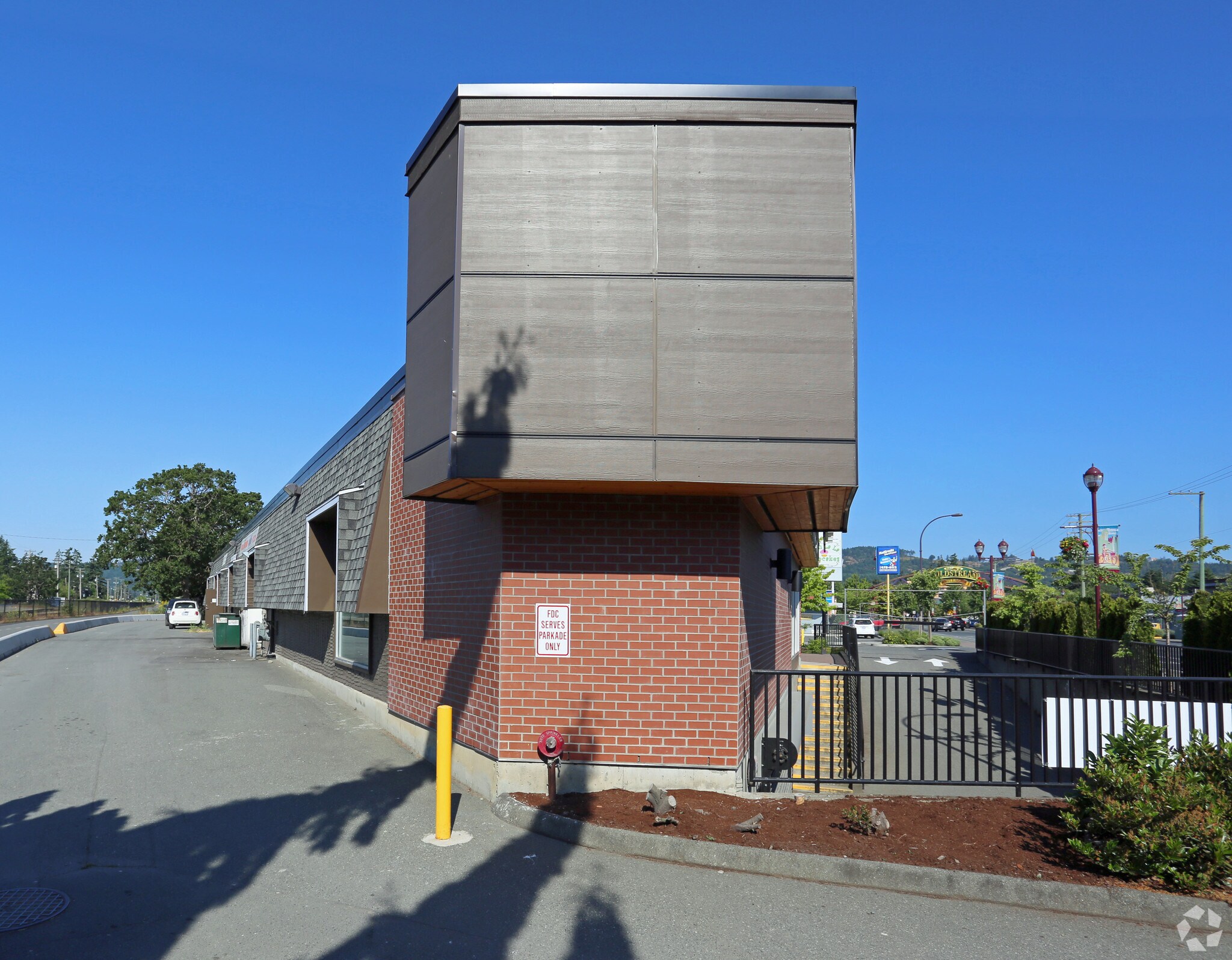 705 Goldstream Ave, Langford, BC à louer Photo principale– Image 1 sur 5