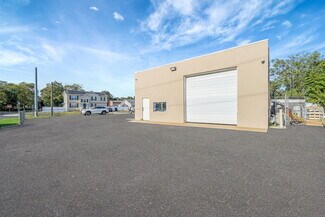 Plus de détails pour 93 N Clinton Ave, Bay Shore, NY - Industriel/Logistique à vendre