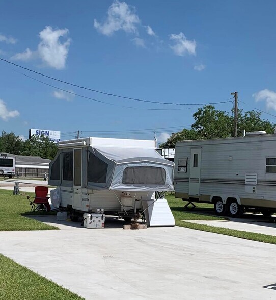 6127 Highway 6, Hitchcock, TX à vendre - Photo de l’immeuble – Image 2 sur 8