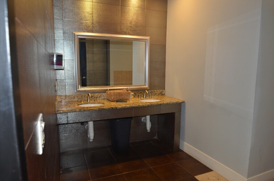 700 Durham Dr, Houston, TX à louer - Photo de l’immeuble – Image 3 sur 10