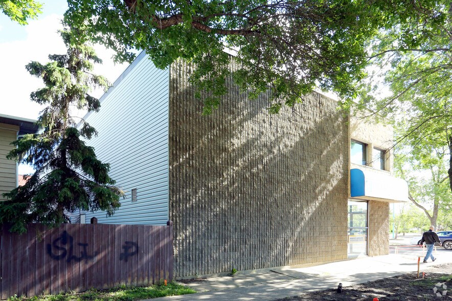 8016 105th St NW, Edmonton, AB à vendre - Photo de l’immeuble – Image 2 sur 6
