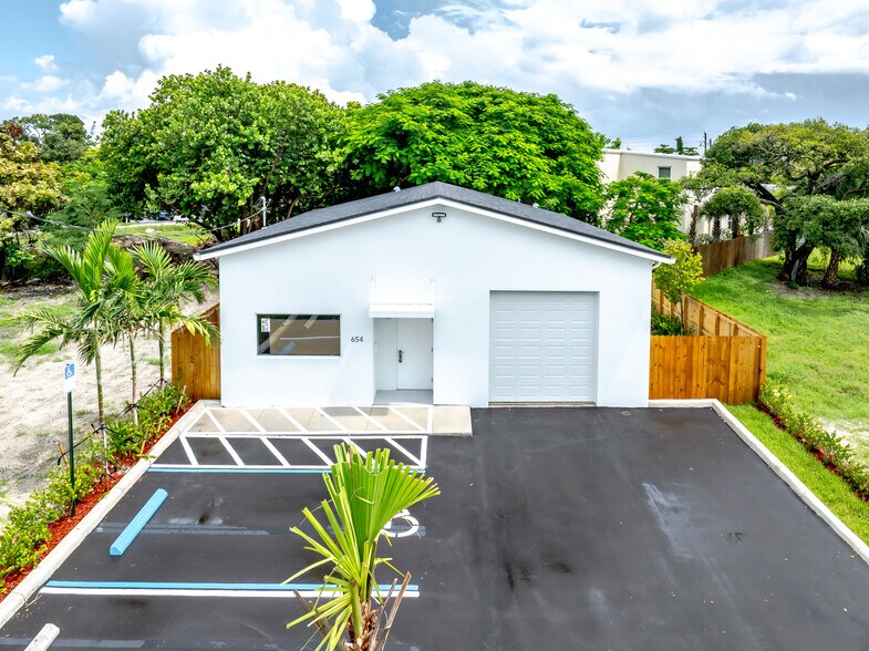 654 NW 22nd Rd, Fort Lauderdale, FL à louer - Photo de l’immeuble – Image 1 sur 7