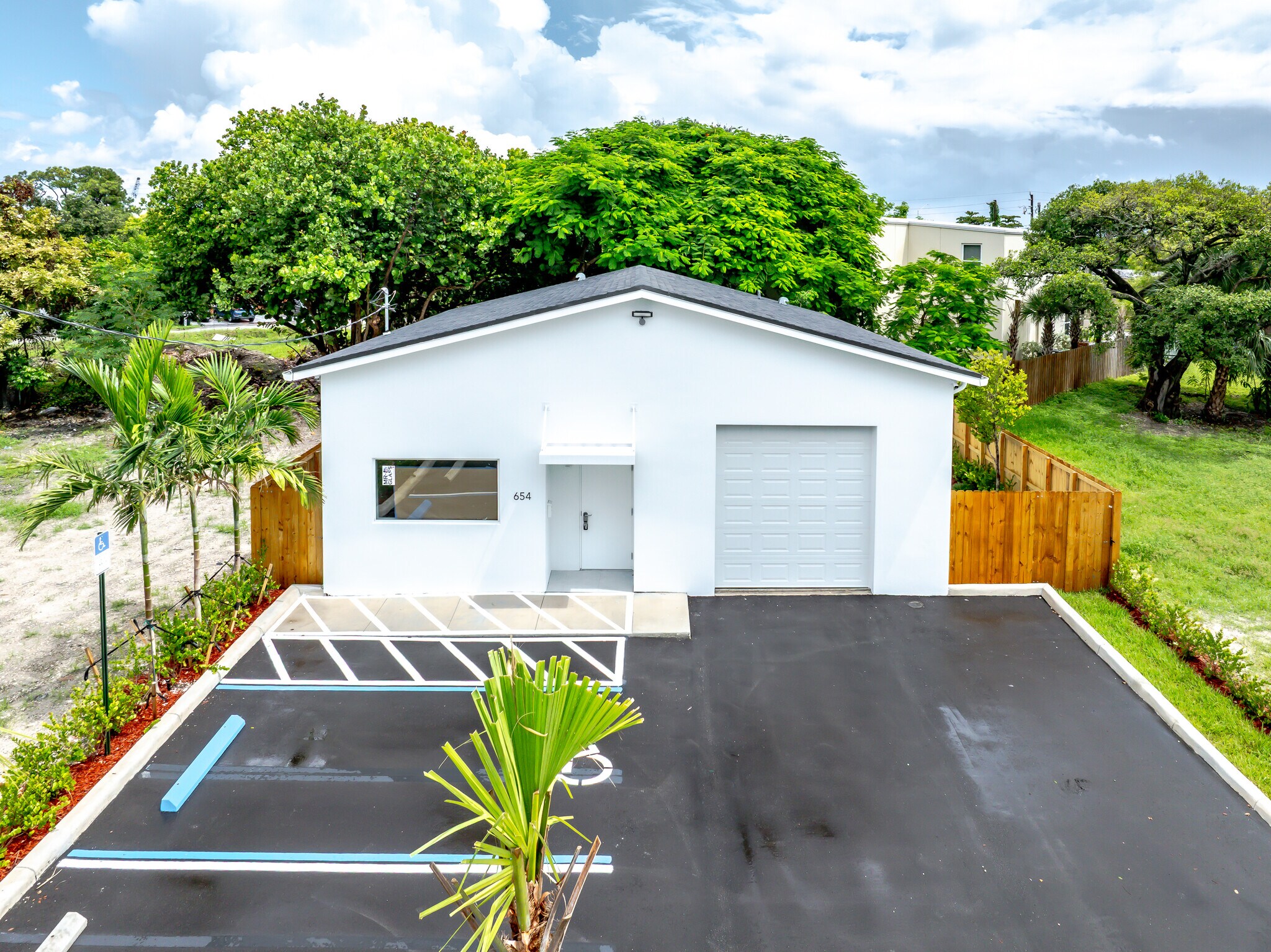 654 NW 22nd Rd, Fort Lauderdale, FL à louer Photo de l’immeuble– Image 1 sur 8