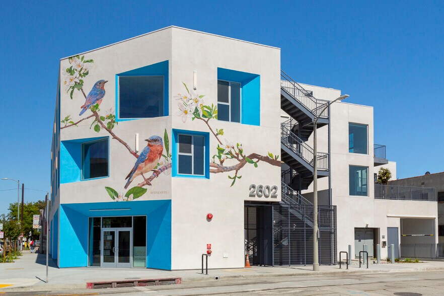 5124 W Adams Blvd, Los Angeles, CA à louer - Photo de l’immeuble – Image 2 sur 3