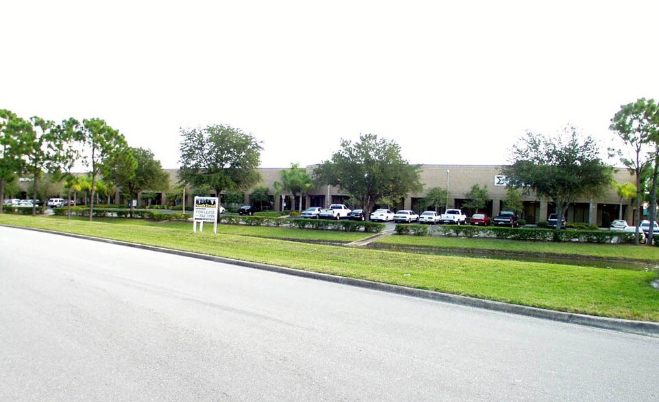 751 North Dr, Melbourne, FL à louer - Photo de l’immeuble – Image 2 sur 9