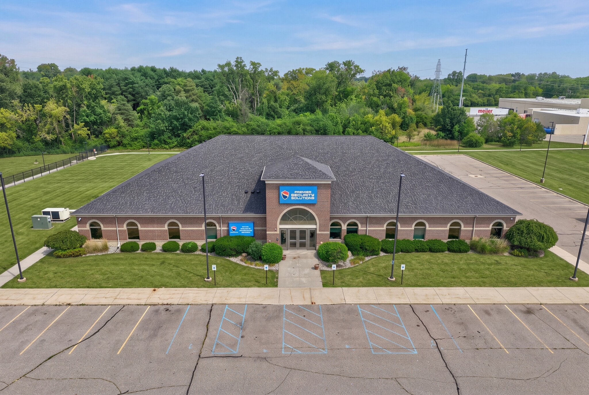 2305 S Center Rd, Burton, MI à vendre Photo principale– Image 1 sur 60