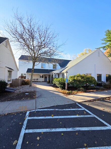 395 W Avon Rd, Avon, CT à louer - Photo de l’immeuble – Image 2 sur 2