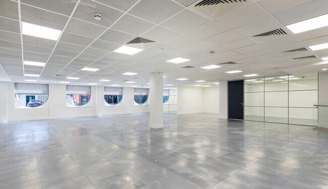 Plus de détails pour 27-41 Church St W, Woking - Bureau à louer