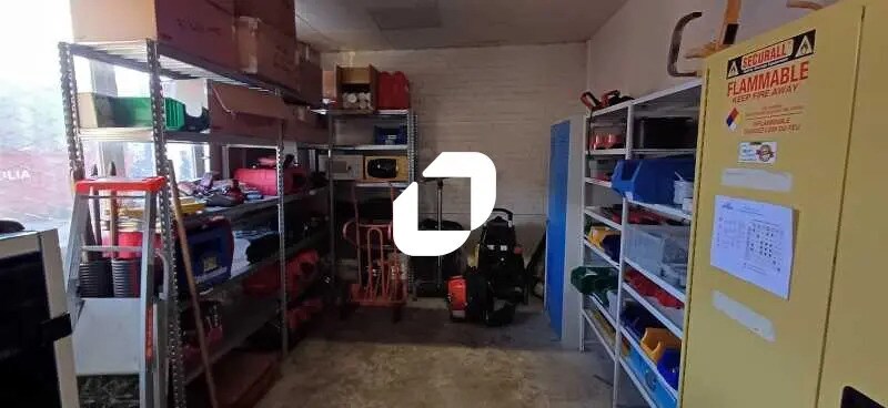 Local d'activités dans Aubergenville à vendre - Photo de l’immeuble – Image 3 sur 5