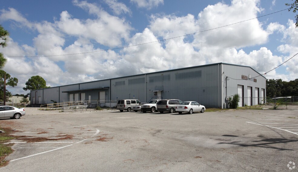 17550 East St, North Fort Myers, FL à louer - Photo de l’immeuble – Image 3 sur 9