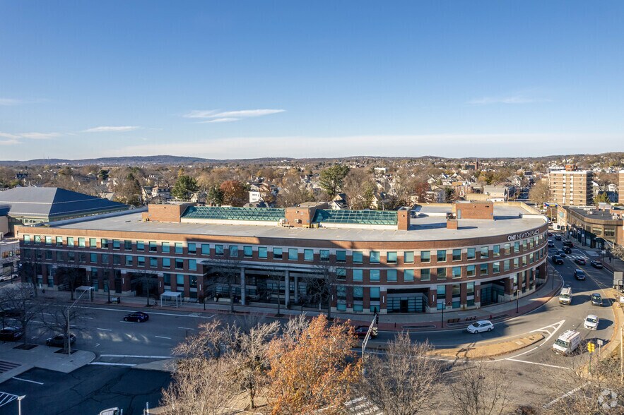 275 Washington St, Newton, MA à louer - Photo de l’immeuble – Image 3 sur 8