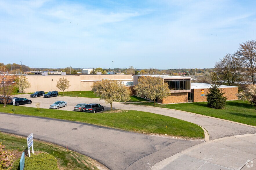 24700 Crestview Ct, Farmington Hills, MI à louer - Photo de l’immeuble – Image 2 sur 5