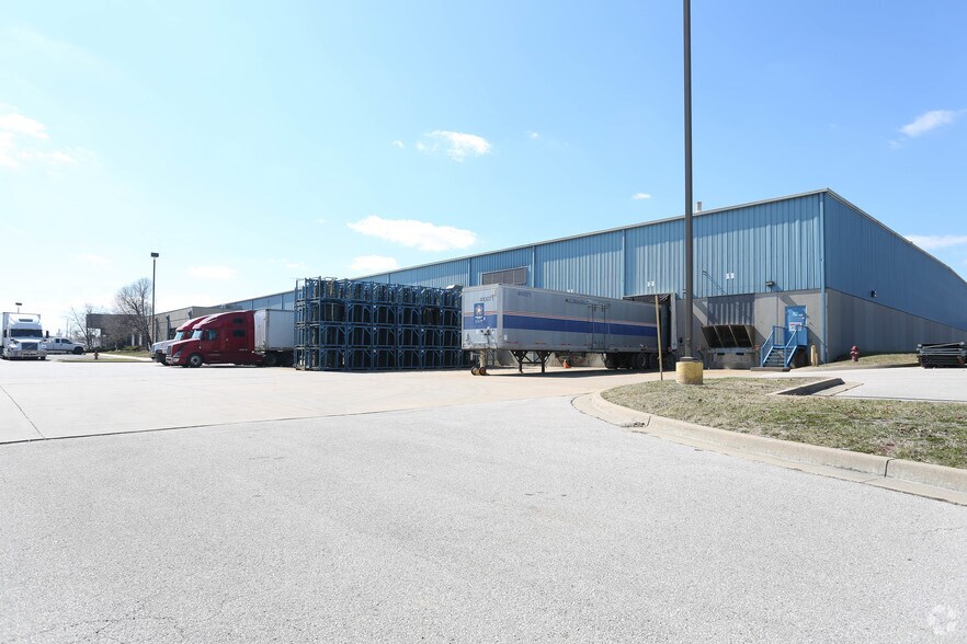 831 Lone Star Dr, O'Fallon, MO à louer - Photo de l’immeuble – Image 2 sur 5