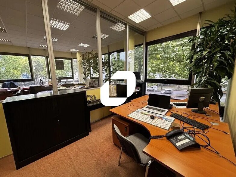 Bureau dans Évry-Courcouronnes à vendre - Photo de l’immeuble – Image 1 sur 12
