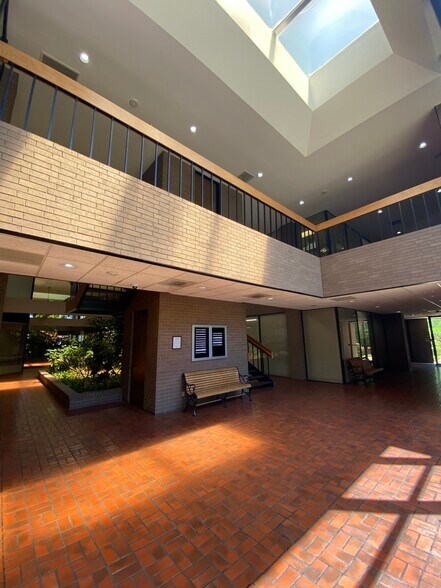 10810 Katy Fwy, Houston, TX à louer - Photo de l’immeuble – Image 3 sur 9
