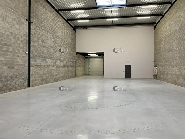 Local d'activités dans Persan à vendre - Photo de l’immeuble – Image 3 sur 5