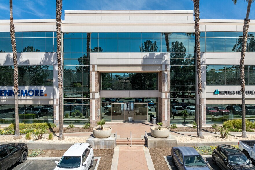 550 E Hospitality Ln, San Bernardino, CA à louer - Photo de l’immeuble – Image 2 sur 6