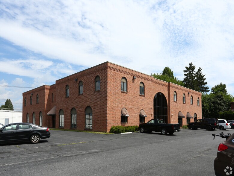 219 E Main St, Mechanicsburg, PA à louer - Photo de l’immeuble – Image 1 sur 3
