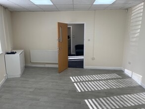 3-3A Vulcan Way, Sandhurst à louer Photo intérieure– Image 2 sur 4