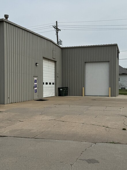 930 E 4th Ave, Hutchinson, KS à vendre - Photo de l’immeuble – Image 2 sur 7