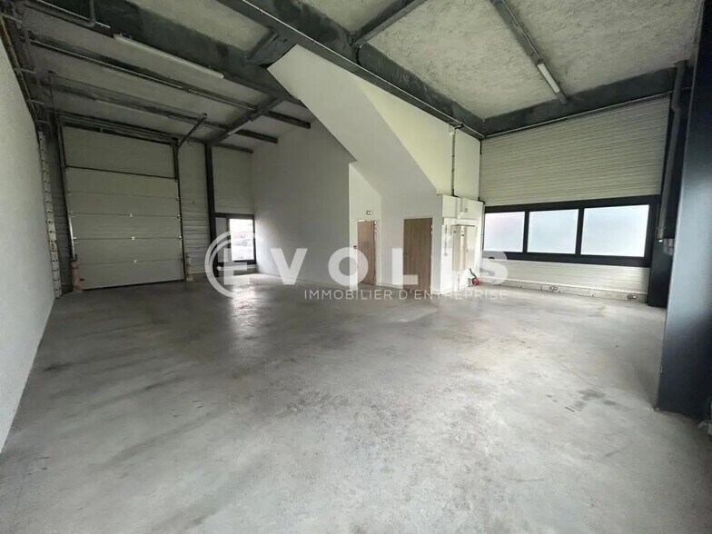 Local d’activités dans Chanteloup-en-Brie à louer - Photo de l’immeuble – Image 1 sur 9