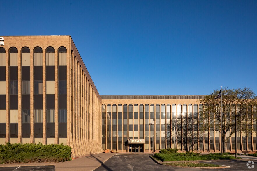 2340 S River Rd, Des Plaines, IL à louer - Photo de l’immeuble – Image 2 sur 52