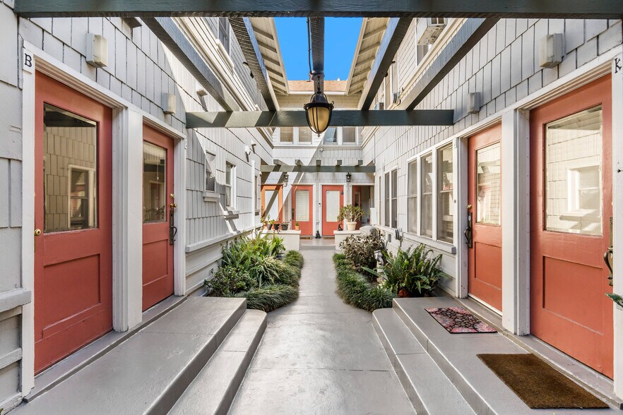 625 E Broadway, Long Beach, CA à vendre - Photo de l’immeuble – Image 2 sur 24
