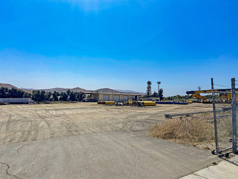 21880 Temescal Canyon Rd, Corona, CA à louer - Photo de l’immeuble – Image 3 sur 4