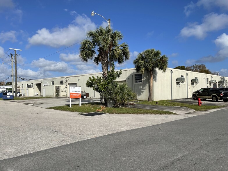 700 NW 57th Pl, Fort Lauderdale, FL à louer - Photo de l’immeuble – Image 2 sur 4