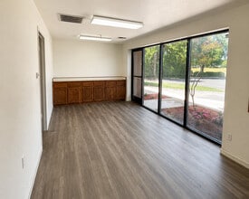 105 W Dakota Ave, Clovis, CA à louer Photo intérieure– Image 2 sur 3