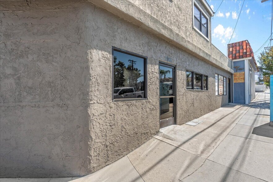 7969 Foothill Blvd, Sunland, CA à louer - Photo de l’immeuble – Image 2 sur 9