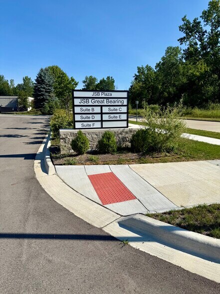 6060 Schooner St, Van Buren Twp, MI à louer - Photo de l’immeuble – Image 3 sur 30